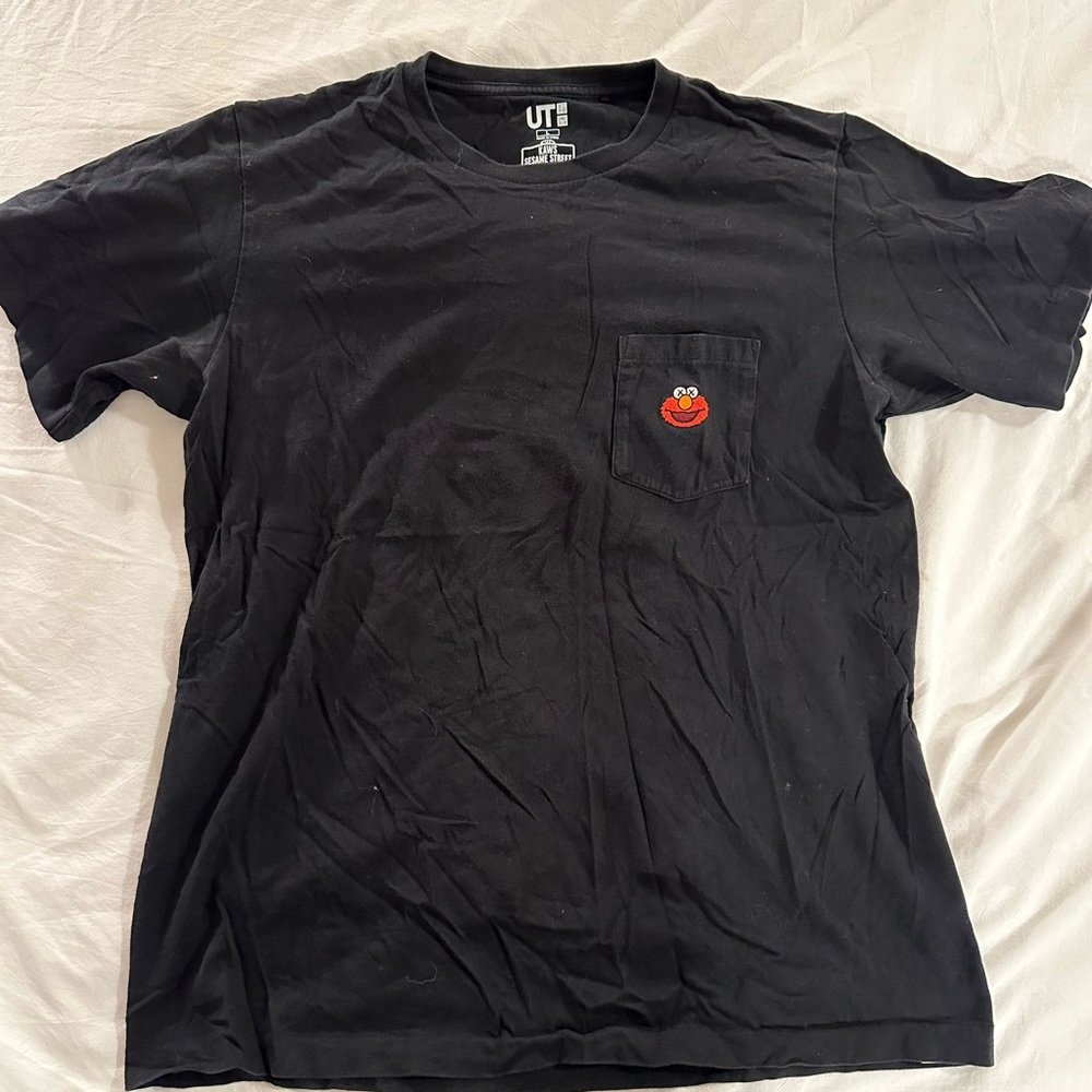 Kaws x Uniqlo Elmo Shirt Size Large